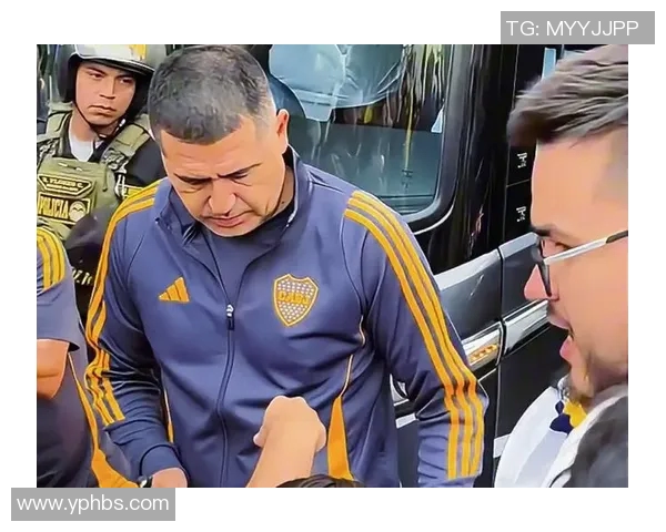 足球明星意外被热情粉丝亲吻现场反应引发热议与关注