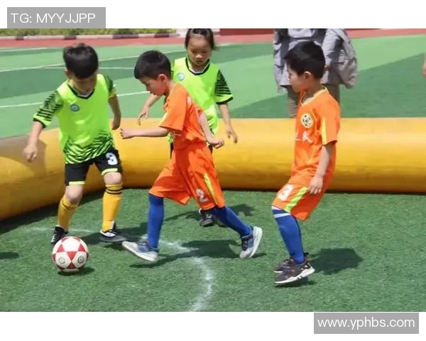 高清足球明星木偶形象展示让你领略球场魅力与艺术结合的完美瞬间