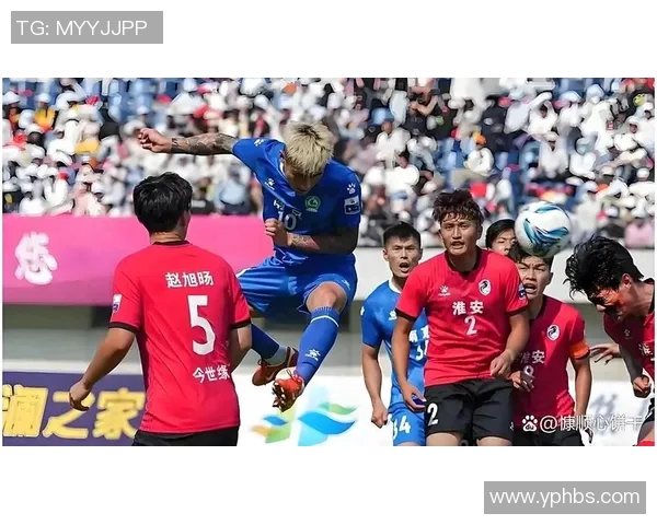 体彩店内足球明星装扮吸引球迷目光提升购彩热情